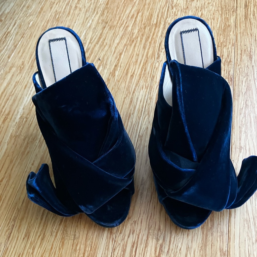 Dark blue velvet No.21 open toe knotted high heel